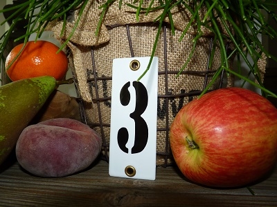 Huisnummer 3 'industrieel' wit klein 4 x 10 cm