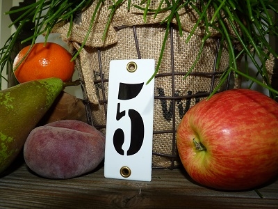 Huisnummer 5 'industrieel' wit klein 4 x 10 cm