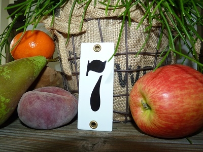 Huisnummer 7 'industrieel' wit klein 4 x 10 cm