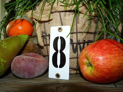 Huisnummer 8 'industrieel' wit klein 4 x 10 cm