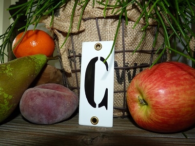 Huisnummer C 'industrieel' wit klein 4 x 10 cm