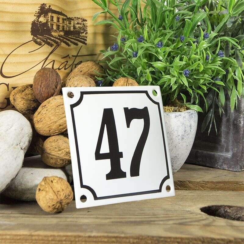 Huisnummerbord wit klein 10x10 cm nummer 47