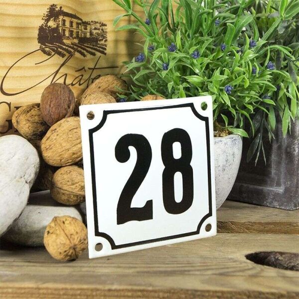 Huisnummerbord wit klein 10x10 cm nummer 28